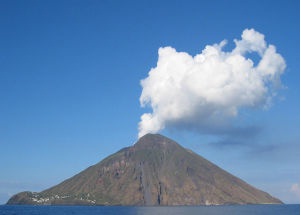 冰岛警告游客远离喷出熔岩和有毒气体的火山_火山喷发毒气_火山喷出的气体有毒吗